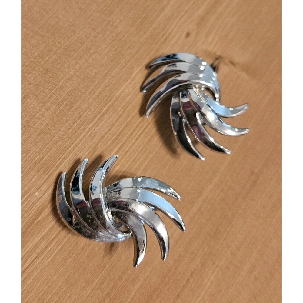 Silver Tone Clip On Earrings Abstract‎ Swirl Statement Jewelry